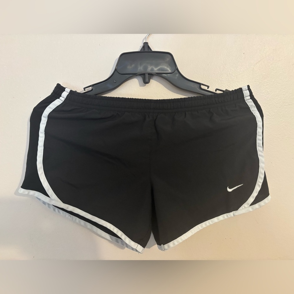 Nike used short size M